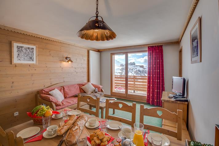 Pièce de vie d'un appartement à la montagne à l'heure du petit déjeuner