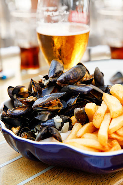 Assiette de moules frites et pinte de bière