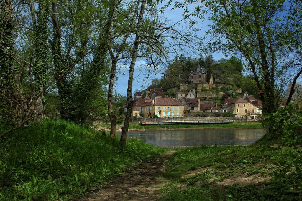 village-fleuve-france